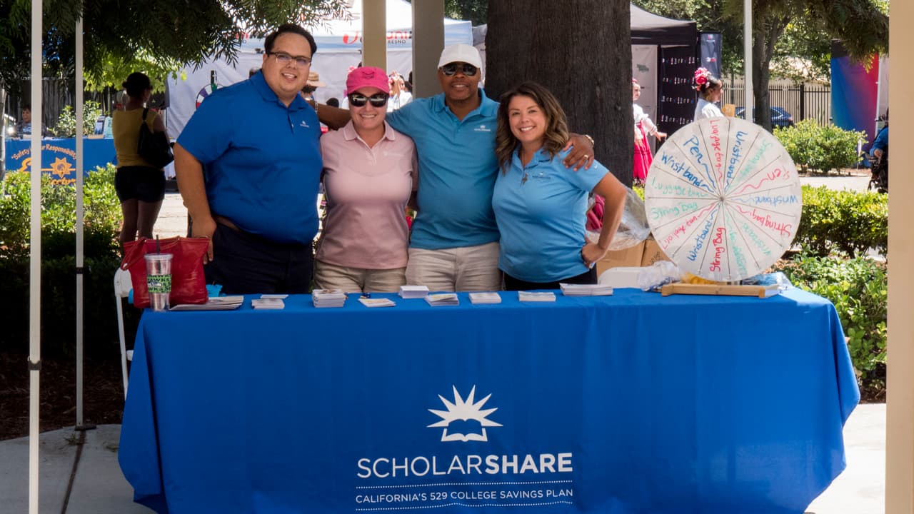 Familias del valle central visitaron los parques temáticos Playland y Storyland para disfrutar del Día de la Familia en Fresno.