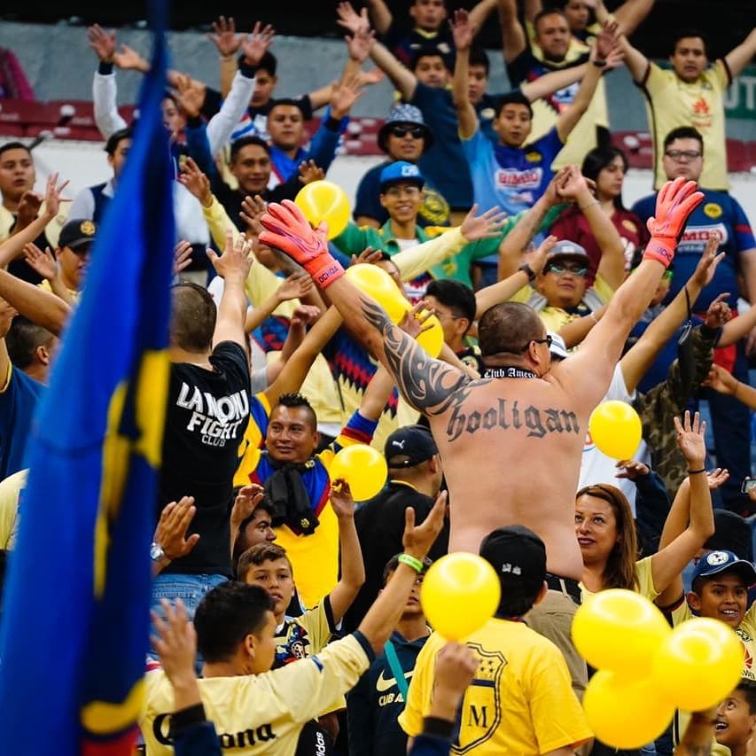 Memo Ochoa obsequia sus guantes en agradecimiento a La Monu