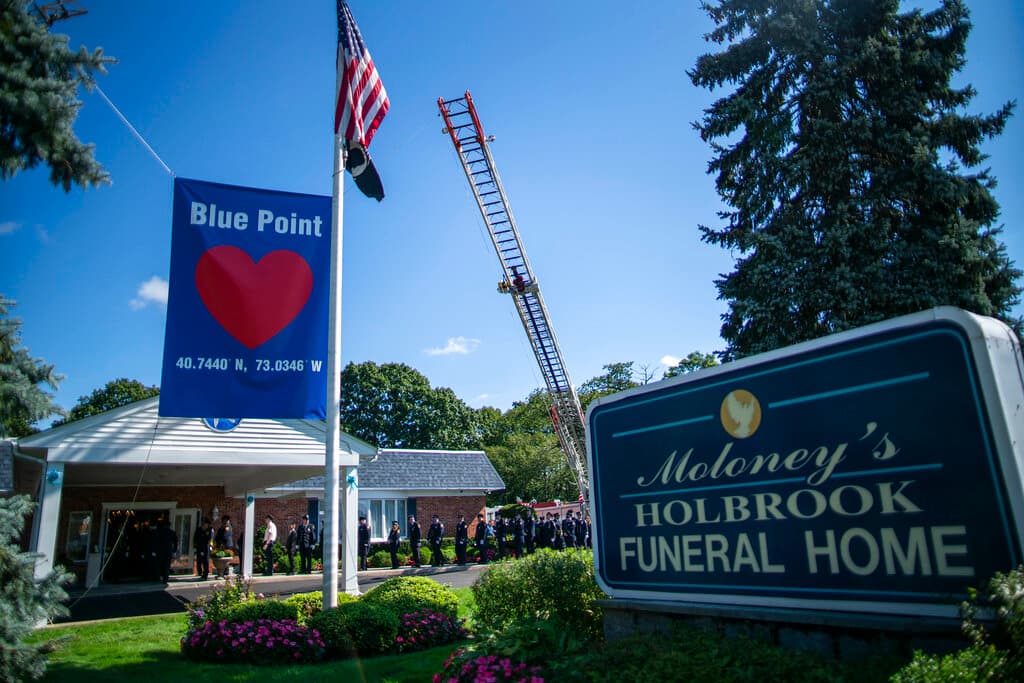 El funeral de la joven 
<a href="https://www.univision.com/temas/gabby-petito">Gabby Petito</a>, cuyo cuerpo fue encontrado con señales de homicidio en un parque natural de Wyoming, tuvo lugar este domingo en la funeraria Moloney's de Holbrook, Long Island, en Nueva York.