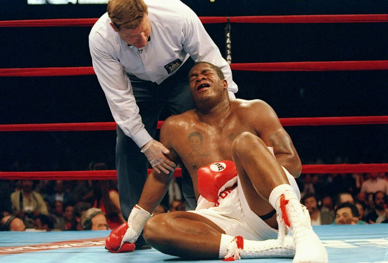 En su extraña revancha cinco meses después, en Atlantic City, New Jersey, Golota fue descalificado por segunda vez por un conjunto similar de golpes bajos mientras lideraba las tarjetas de puntuación.