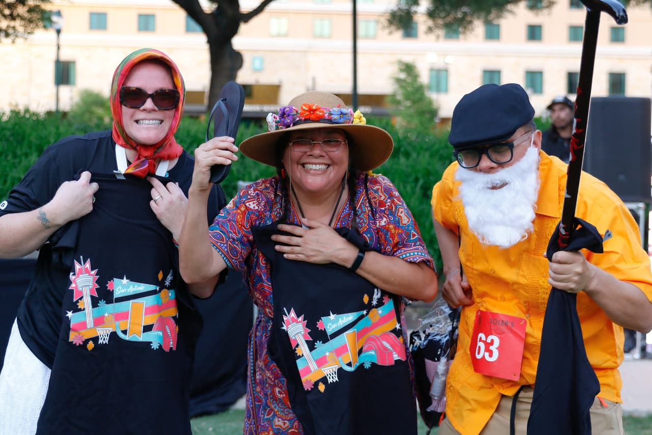 <h2 class="cms-H2-H2">Fiesta de los Spurs</h2>
<br>
<ul>
<li class="li1">Cuándo: 29 de abril</li>
</ul>
<ul>
<li class="li1">Hora: 16:30 a 20:30 horas</li>
</ul>
<ul>
<li class="li1">Dónde: Legacy Park</li>
</ul>
<ul>
<li class="li1">Qué es: Evento para ganar mercancía de los Spurs, con concursos, música y comida.</li>
</ul>
<ul>
<li class="li1">Costo: 35 dólares</li>
</ul>