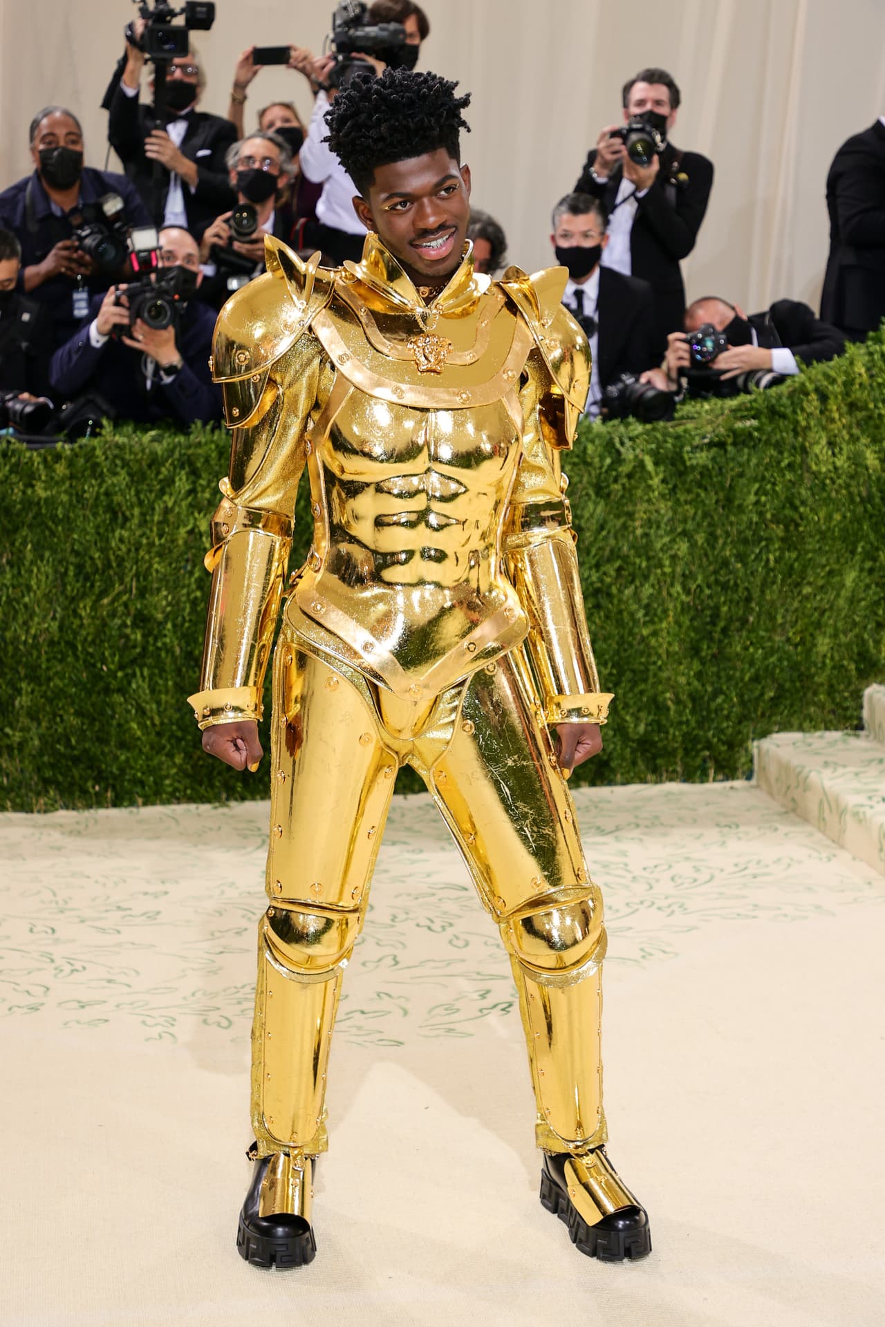 En un modelo totalmente dorado de Versace también vimos al rapero 
<b>Lil Nas X</b>. Su presentación en la alfombra fue todo un espectáculo, pues su vestuario de tres partes dejó deslumbradas a las celebridades y espectadores a las afueras del recinto.