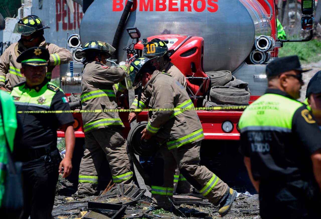 Bomberos y rescatistas continúan trabajando en la zona de las explosiones.
