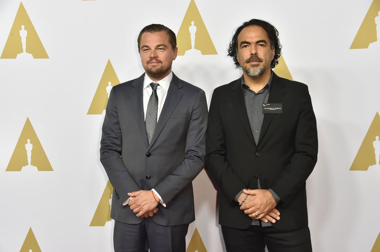 El dúo dinámico: Leo DiCaprio e Iñárritu, muy seriecitos pero dispuestos a disfrutar los preciosos momentos de su nominación al Oscar.