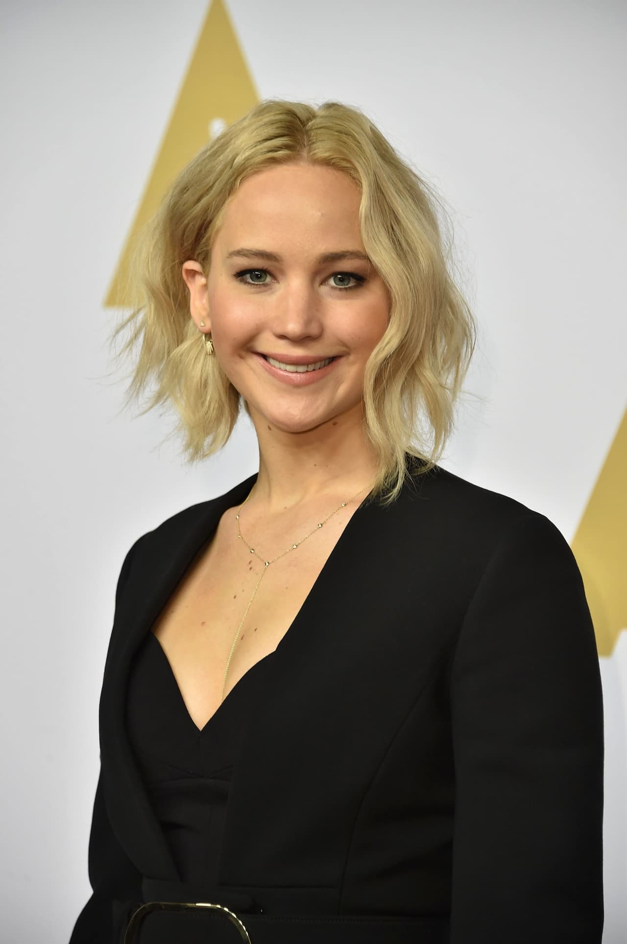La bella Jennifer Lawrence deslumbró con su modelito, un enterizo negro. Noooo, esta vez no se cayó en la alfombra roja.