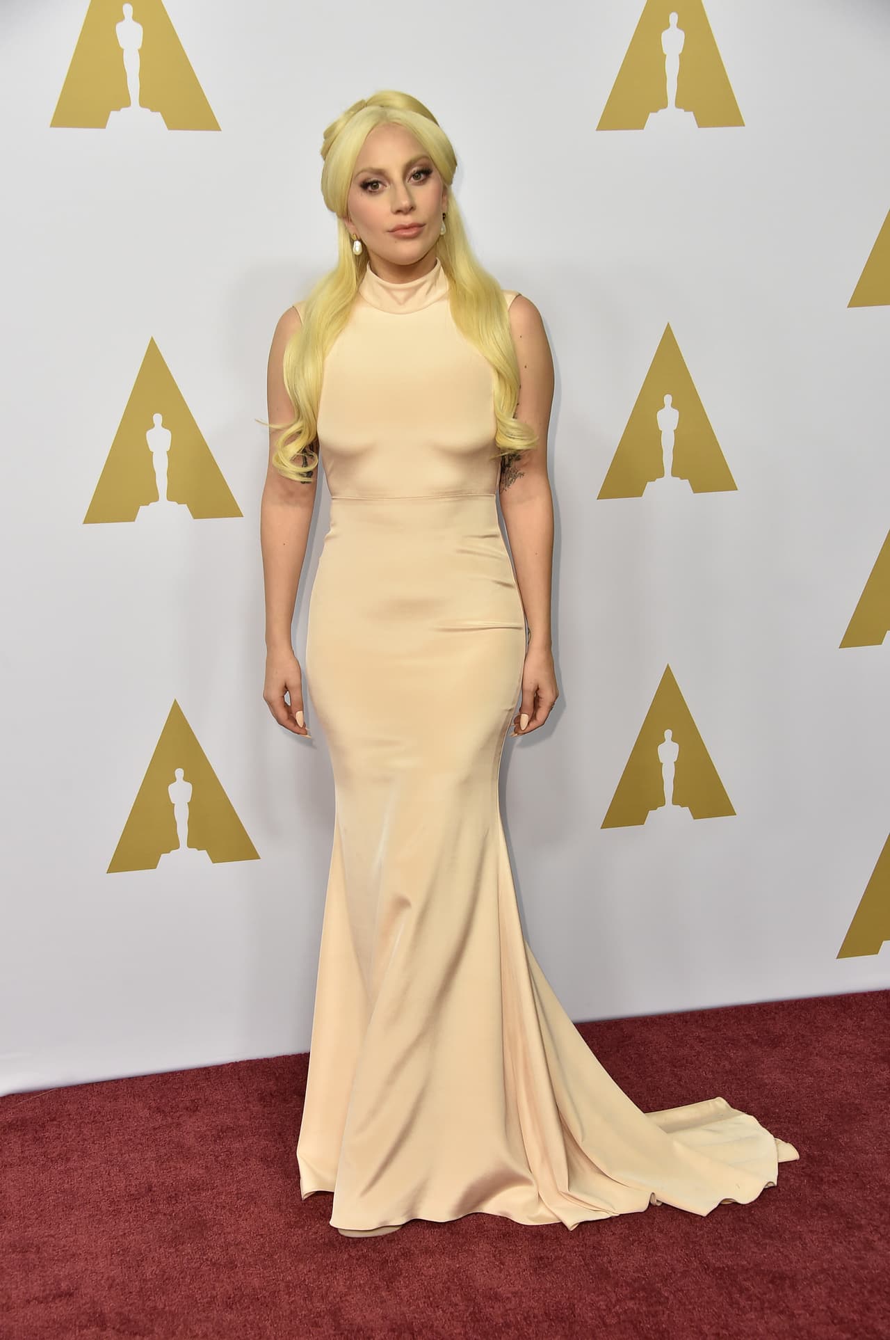 Overdress? Lady Gaga llegó echando tiros a la comida con Oscar, justo un día después del Super Bowl 50 en donde impactó con su interpretación del Himno y de publicar que estaba "totalmente cruda". Nota, fue la única que llegó de vestido largo.