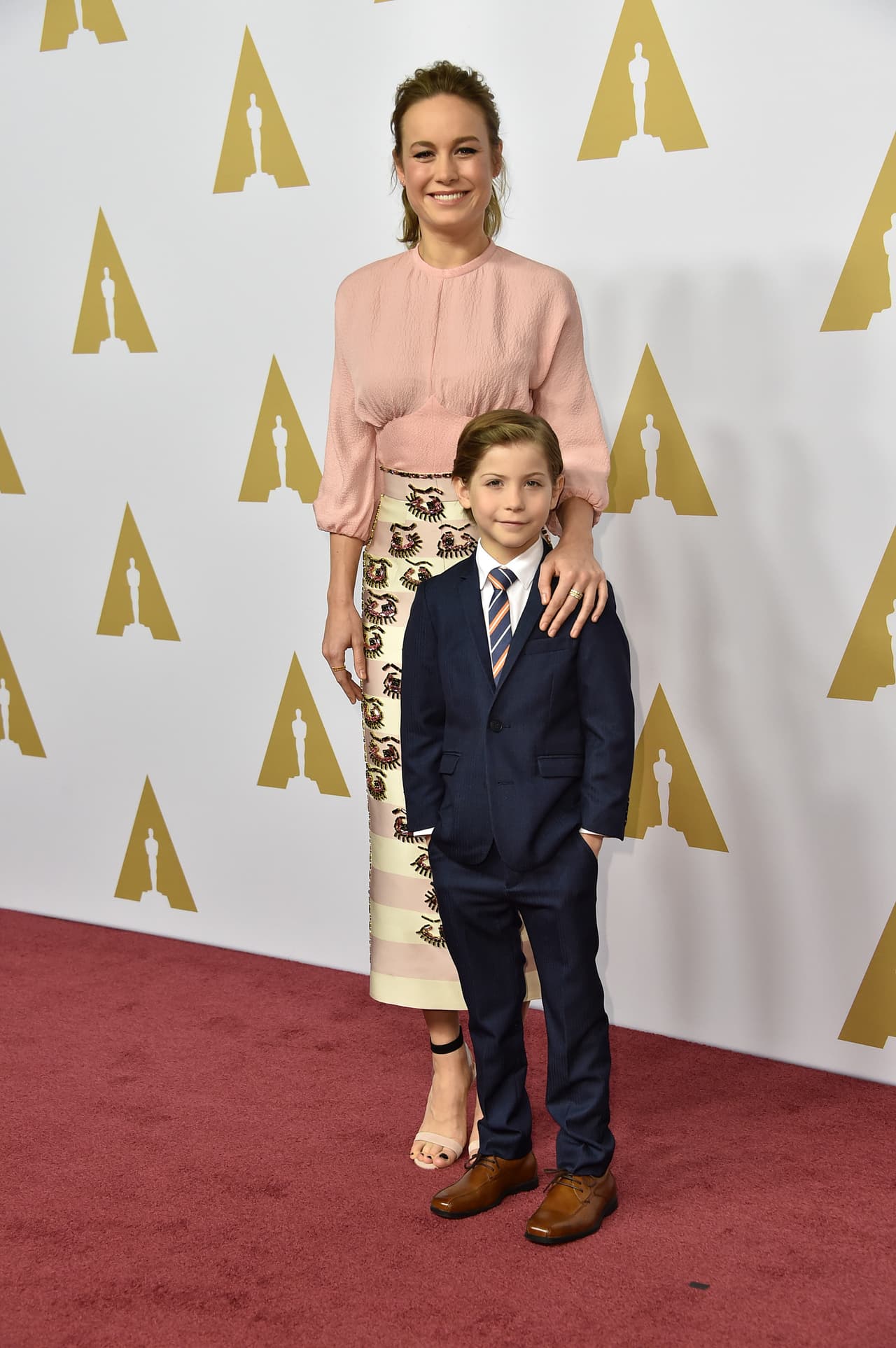 El pequeño Jacob Tremblay no se podía perder la fiesta, de mano de su "mamá ficticia", en la película que estelarizaron "Room".