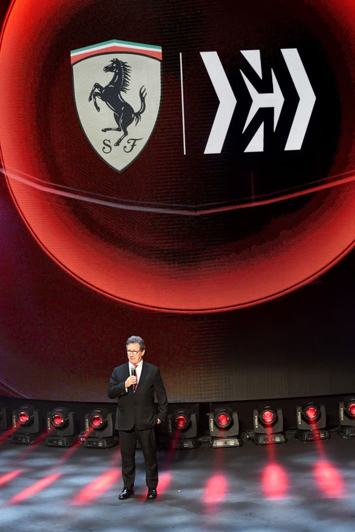 Ferrari presentó el SF1000 nombre que le viene porque en la temporada 2020 alcanzará como escudería su carrera número 1000 en la Fórmula Unoy será en el Gran Premio de Canadá.
<br>Sus pilotos titulares serán Sebastian Vettel (5) y Charles Leclerc (16).