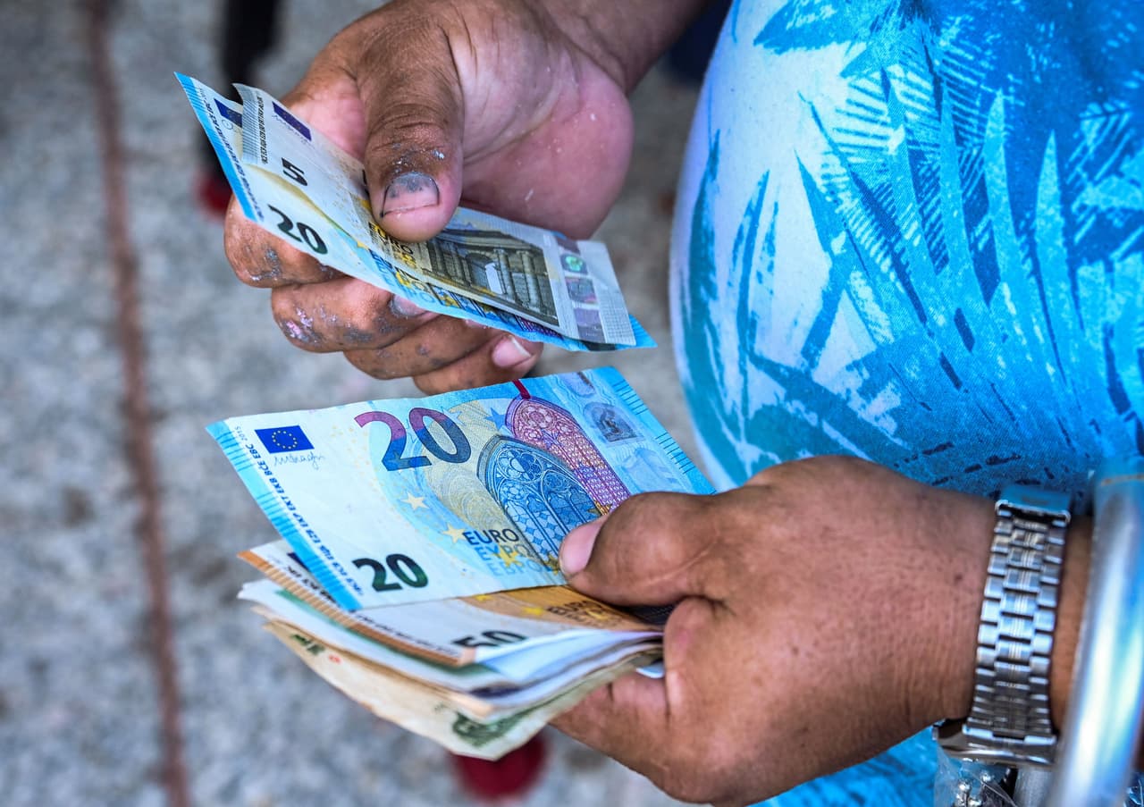 Los cubanos podrán adquirir hasta 100 dólares al día, o su equivalente en euros y libras esterlinas, entre otras.
<br>