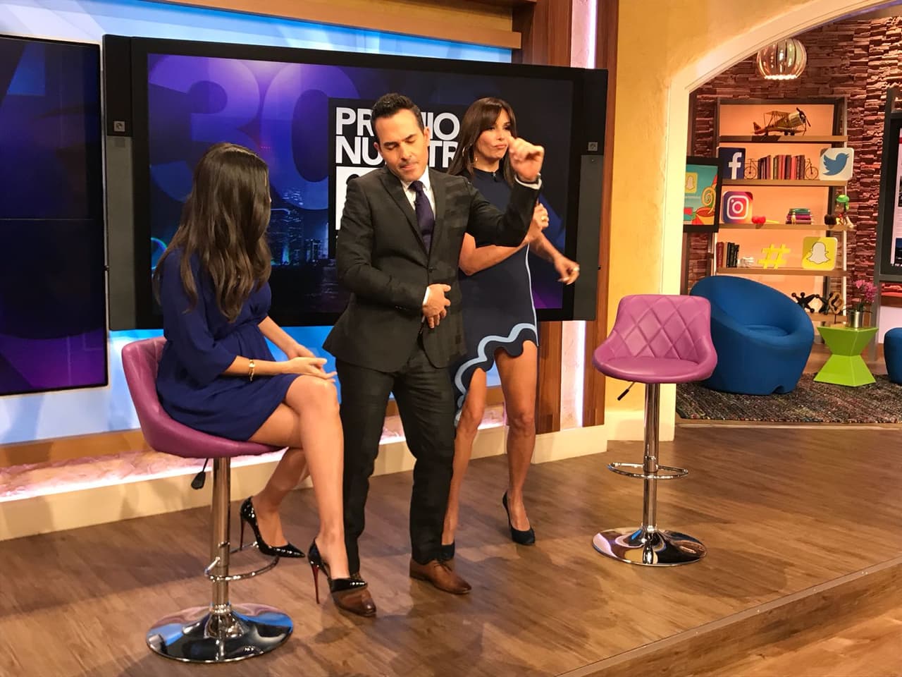 Con ese estilo para mover el cuerpo, seguro Carlos pronto encontrará compañera de baile. ¿O será que finalmente conoceremos a su novia?