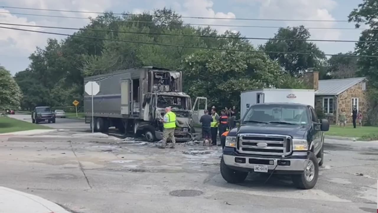 Tráiler semirremolque se incendia y explota en medio de un vecindario en San Antonio