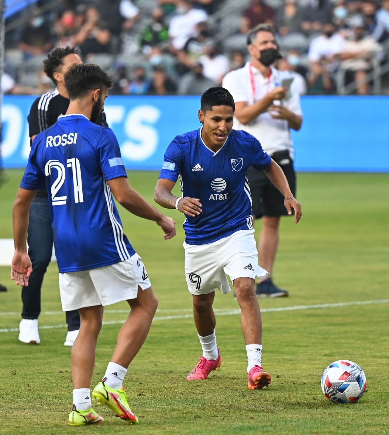 Diego Rossi (hoy en Europa, tras ser transferido por LAFC) y Raúl Ruidíaz (de Seattle Sounders FC) también tomaron parte para la escuadra emelesera.
<br>