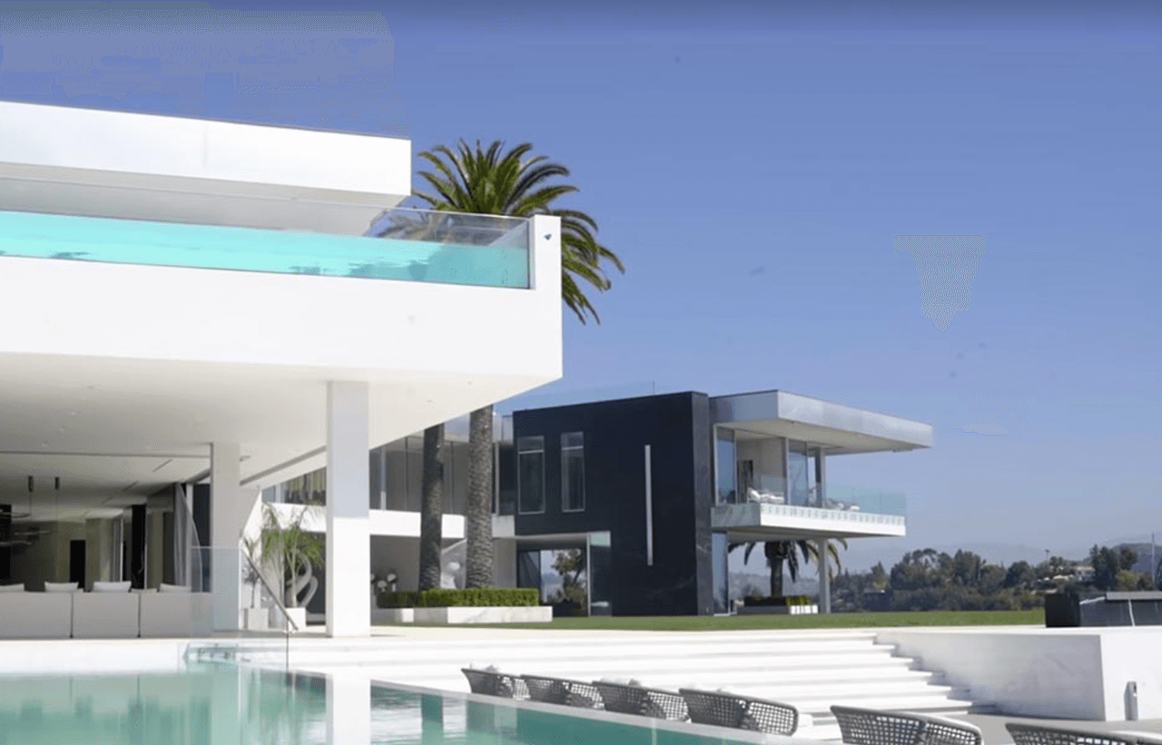 La casa cuenta con seis piscinas, una de ellas está en la habitación principal de la casa.
<br>