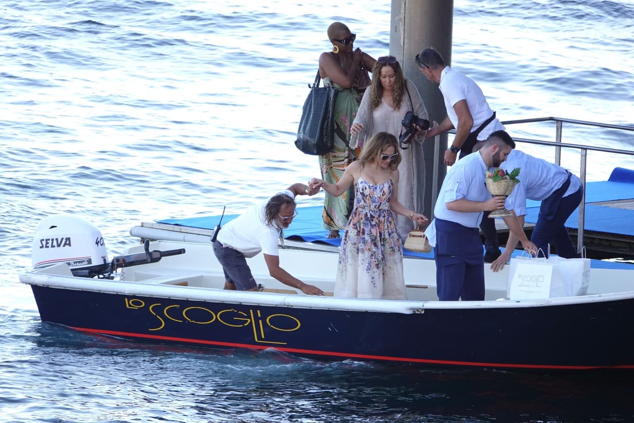 La prenda fue confeccionada por la 
<b>firma Zimmerman</b> y es parte de la colección Wonderland, detalló ¡Hola!
<br>