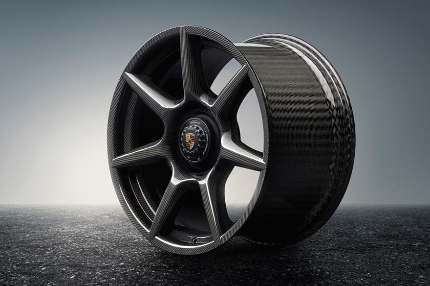<b><u>Ruedas de Fibra de Carbono – Porsche</u></b>
<br>
<a href="https://www.univision.com/temas/porsche">Porsche</a> fabricó un vehículo espacial: El Porsche 911 Turbo S Exclusive Series. Para este modelo, Porsche diseño y construyo ruedas ultralivianas y ultra resistentes.