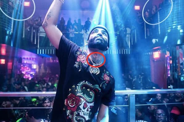 El artista también le añadió unas estrellas encima de su logo.
<br>