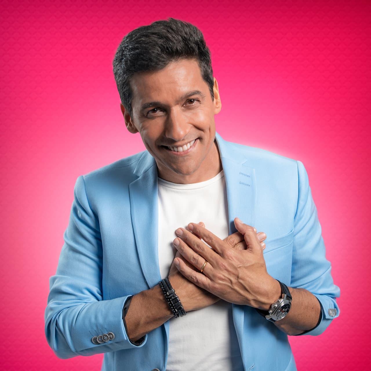 El chileno Rafael Araneda llega a Miami para trabajar en el que será su primer proyecto en Estados Unidos. Seguro de que este programa estará lleno de todo tipo de aventuras, el conductor con más de 25 años de trayectoria en la televisión y radio chilena, dijo estar listo para conocer todas las historias de amor real que surjan en el show.