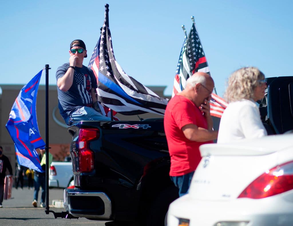 Otros seguidores en el evento de Staten Island. Las informaciones dispares sobre la salud del presidente 
<a href="https://www.univision.com/noticias/elecciones-en-eeuu-2020/dudas-y-contradicciones-sobre-la-salud-de-trump-de-medicos-optimistas-a-reporte-de-signos-vitales-preocupantes" target="_blank">generaron dudas y especulaciones</a>. El propio Trump dijo en el video compartido este sábado que los próximos días serán cruciales en su evolución.