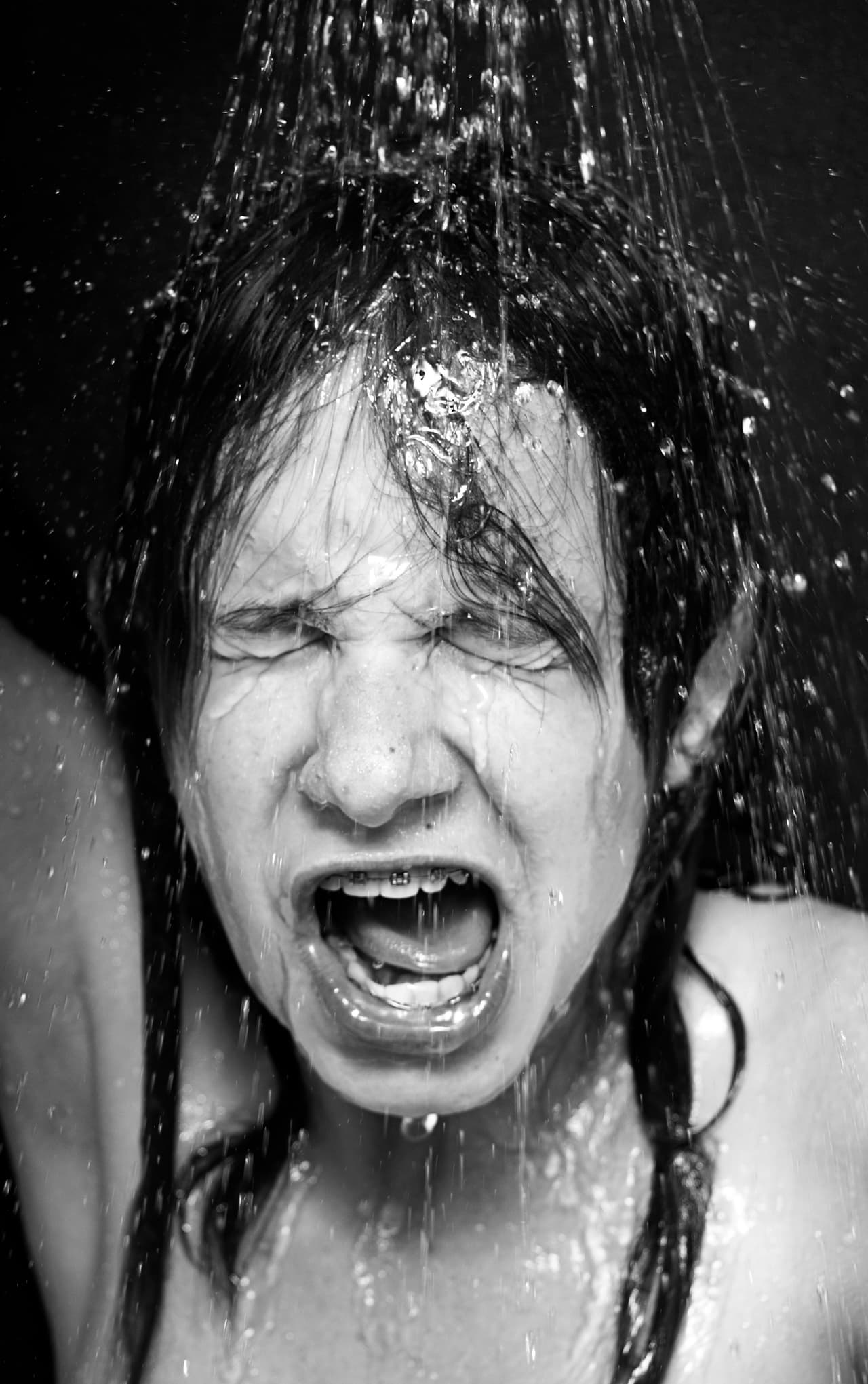 <h3>Para un pelo brillante, agua fría </h3>
<br>No deseches este consejo creyendo que es un antiguo mito. El agua caliente abre la cutícula permitiendo que el shampoo y el acondicionador cumplan su función;
<b> el agua fría la <a href="http://www.goodhousekeeping.com/beauty/advice/g609/moms-beauty-advice/?slide=6">cierra atrapando la humedad</a></b>. 
<b>Una cutícula cerrada refleja la luz</b>. Si no soportas el agua fría, diluye una taza de vinagre de manzana en dos de agua y aplícala después del enjuague.
<br>