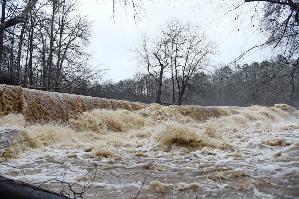 El río Reedy se desbordó después de que cayeron más de cuatro pulgadas de lluvia en Fork Shoals, Carolina del Sur.
