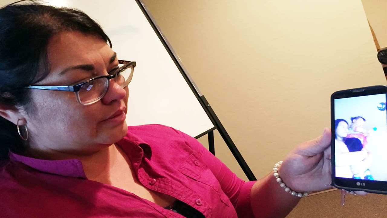 Denia Leyva enseña imágenes de sus niñas jugando que tiene guardadas en su celular