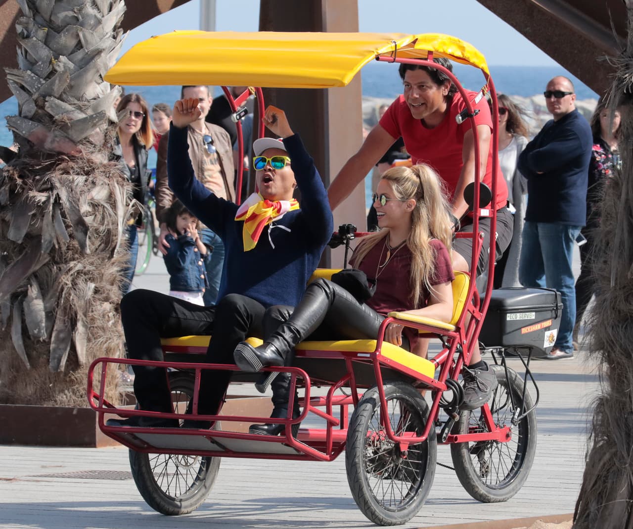 Shakira, con pantalones de cuero en la primera de Barcelona, y una gorra que dice "I love Barcelona".
