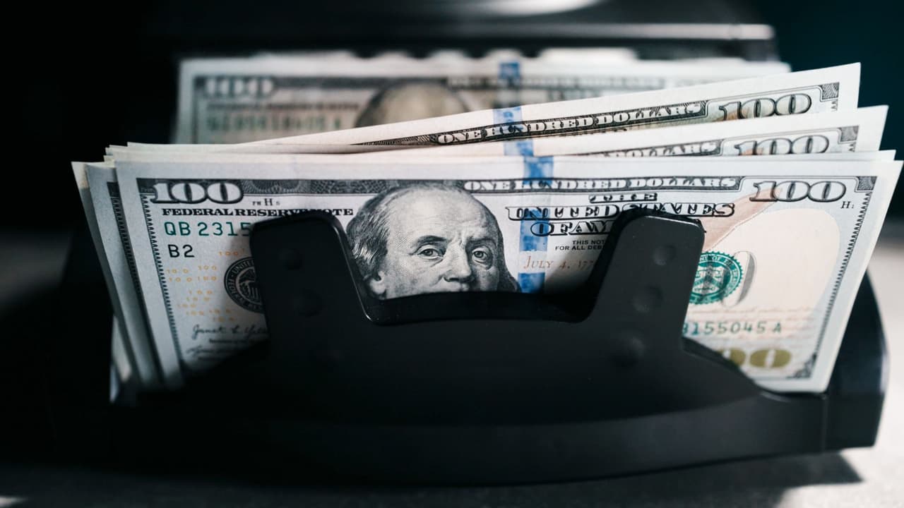 <h3 class="cms-H3-H3">Costos habituales y el nuevo muro económico</h3> Antes de esta proclamación, 
<b>patrocinar una H-1B ya implicaba gastos significativos:</b> la tasa de presentación del formulario I-129, tarifas de prevención de fraude, aranceles especiales y los honorarios legales. El nuevo cargo de $100,000 no reemplaza nada, se suma.
<b> Para pequeñas y medianas empresas, esta exigencia puede ser prohibitiva. </b>