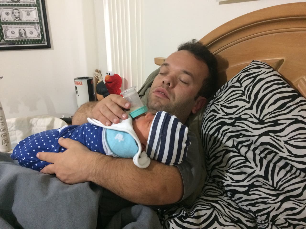 Carlitos tuvo que trasnocharse varias veces para atender a Sebastián cuando este le pedía comida y esto desestabilizó un poco su horario por lo que se mantenía muy cansado durante el día.
<br>