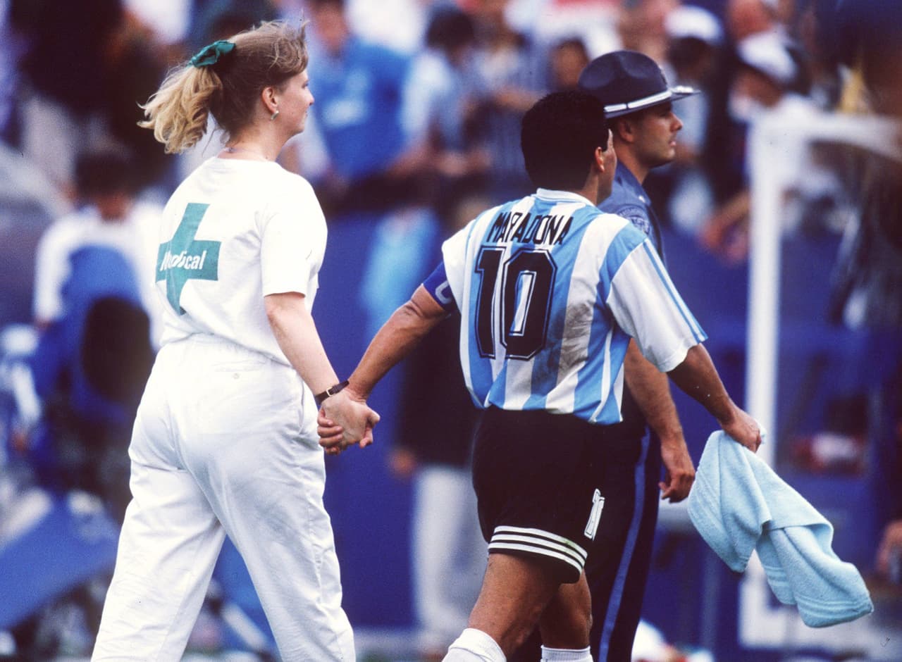 Sobre la pasarela desfiló una 
<b>modelo con una camiseta azul celeste con el nombre de Maradona</b> y el número 10, el cual usaba en su época de futbolista.
<br>