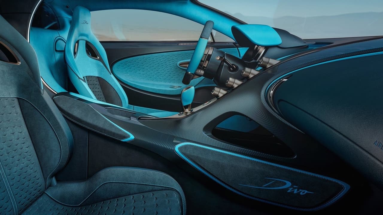 Los asientos, de diseño nuevo, ofrecen un gran soporte lateral. Su tapicería muestra un patrón de costuras romboides tridimensionales, replicadas en la tapicería de las puertas, logradas a través de una 
<b>configuración algorítmica</b> que reinterpreta la estructura de la parrilla y de las ópticas traseras.