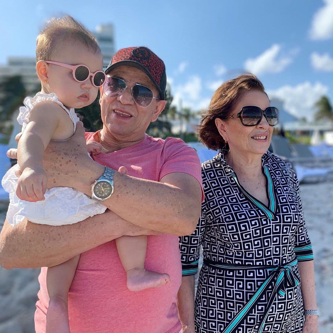 Los abuelos están felices de cuidarla mientras Carolina está informando a la audiencia hispana.