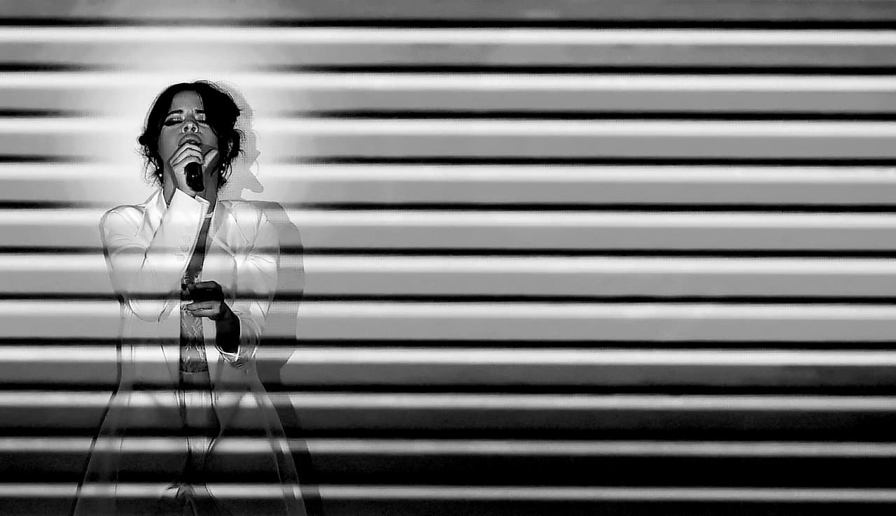 <a href="https://www.univision.com/shows/el-gordo-y-la-flaca/camila-cabello-y-su-familia-cruzaron-la-frontera-como-muchos-otros-inmigrantes-en-busqueda-del-sueno-americano-video"><b>Camila Cabello apenas tenía seis años</b></a> cuando, con la ropa que le cupo en una mochila, cruzó la frontera de México a Estados Unidos junto a su mamá, la arquitecta 
<b>Sinuhe Estrabao</b>.