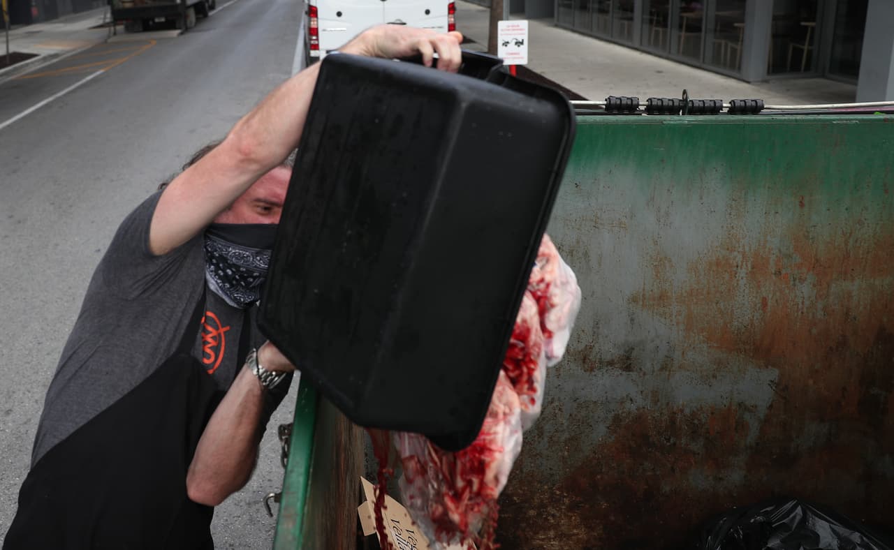 El empresario dijo que tuvo que botar alimentos valorados en cerca de $8,000 y despedir, nuevamente, a 22 empleados.