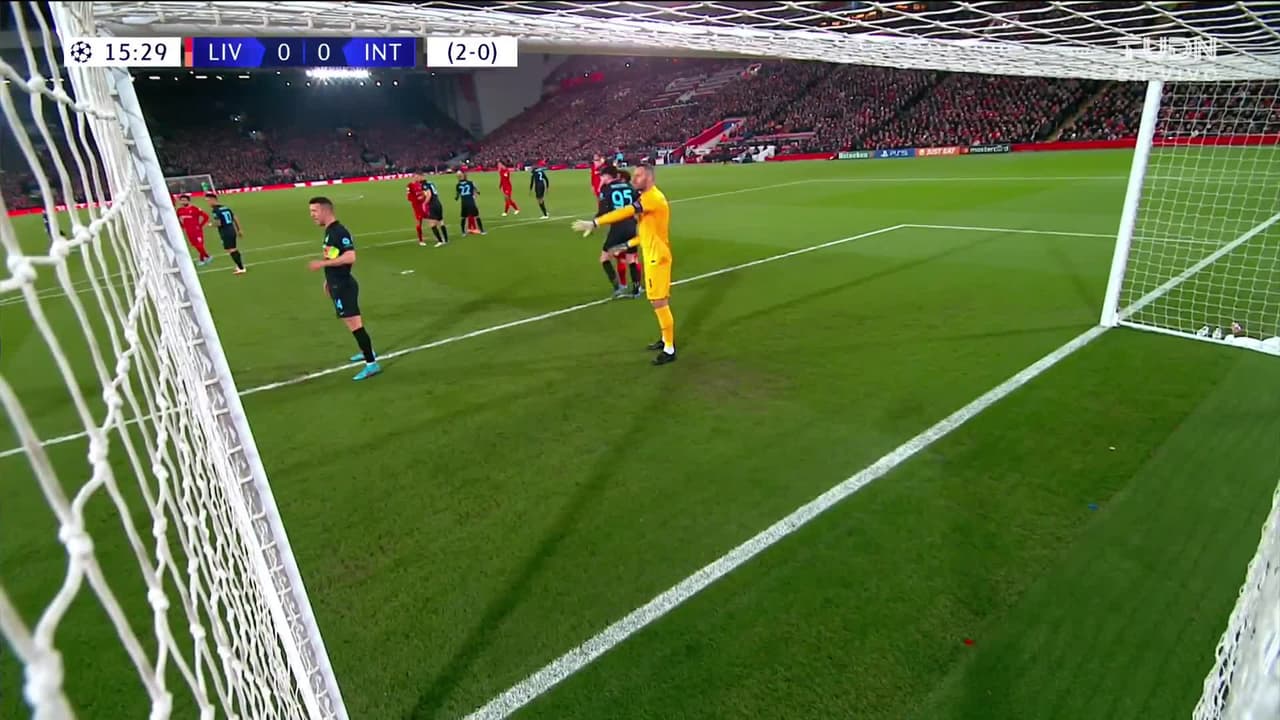 ¡TIRO ATAJADO! disparo por Virgil van Dijk.