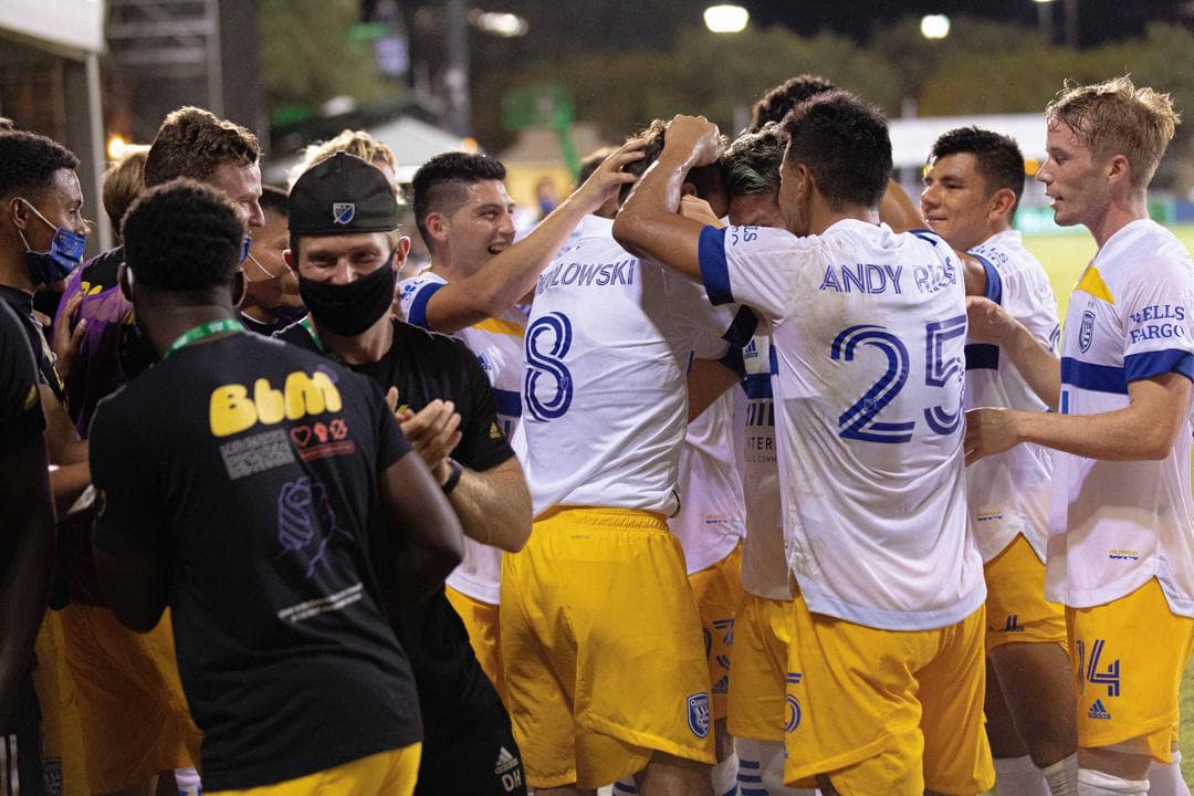 Con goles de Cristian Espinoza y Chris Wondolowski, el San José Earthquakes continúa sumando puntos en la MLS.