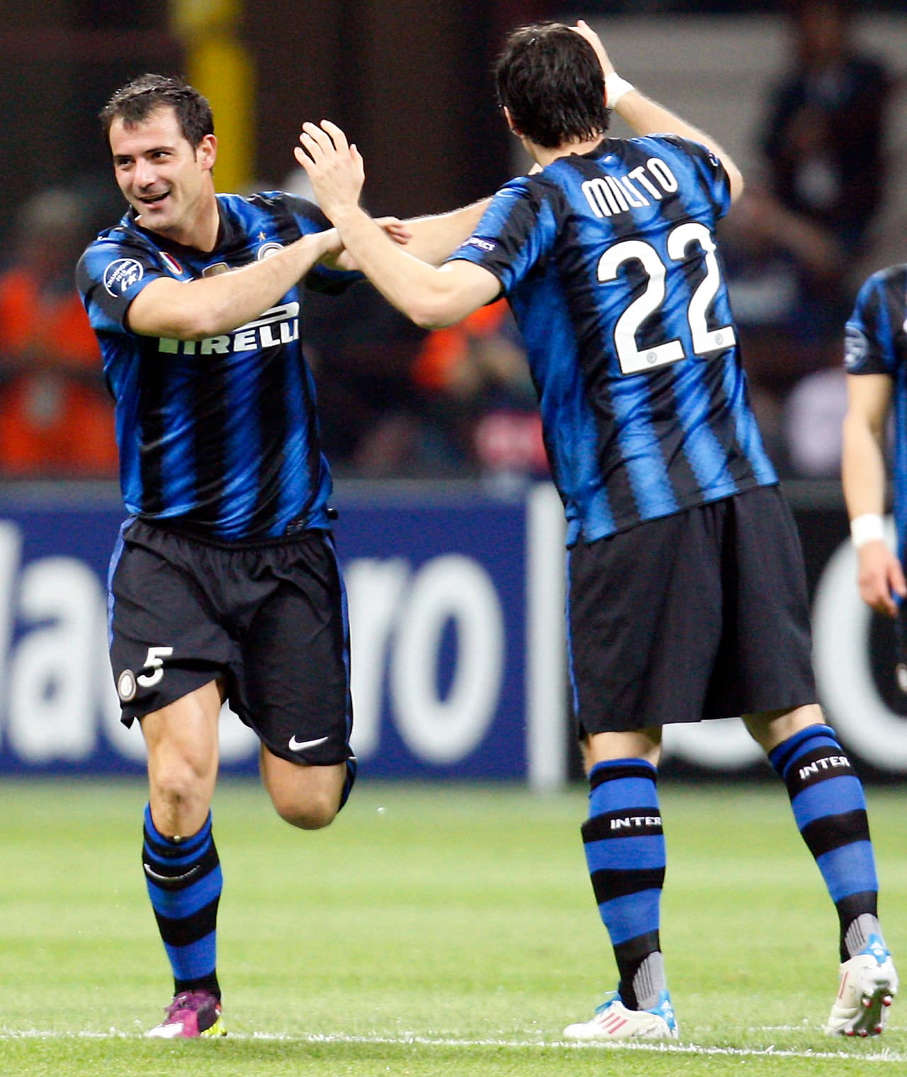 4. Dejan Stankovic (Inter de Milán) vs Schalke – 2011 | Stankovic firmó un golazo de volea prácticamente desde el centro del campo tras un rebote de un jovencísimo Manuel Neuer, y aunque adelantó al cuadro ‘nerazzurri’, finalmente ‘Los Mineros’ vencieron el duelo.