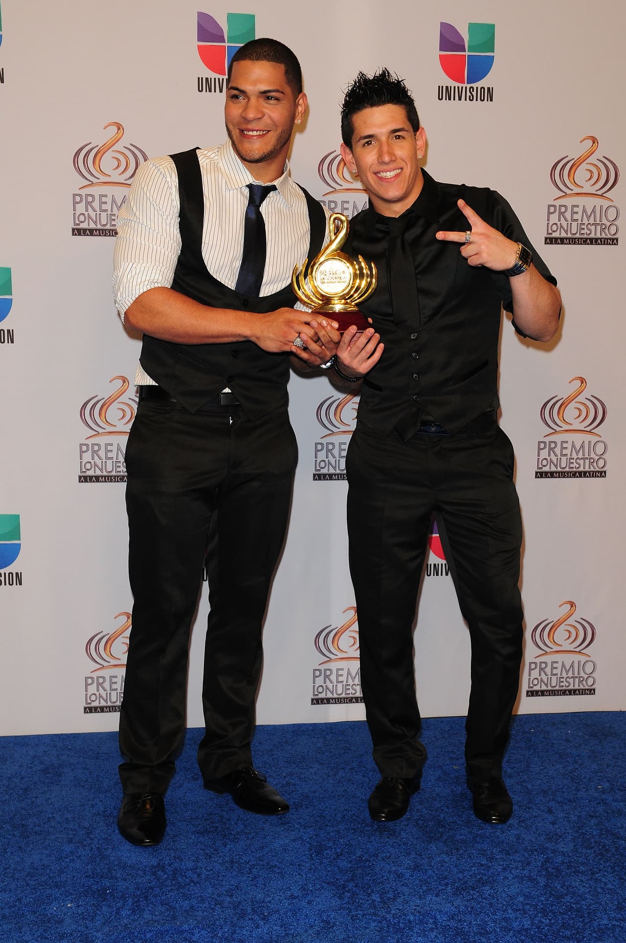 Dylan y Lenny posando con el premio a Artista Revelación Urbano del Año, el cual le ganaro a Cosculluela, Fuego y 'J-King & Maximan'.