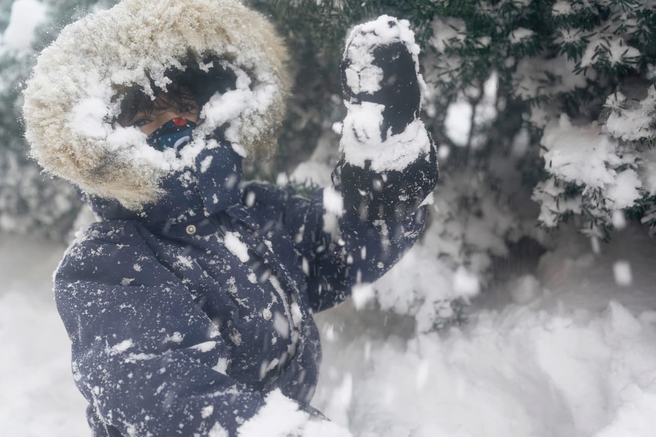 En la fotografía Arturo Díaz, de 4 años, jugando en la nieve que cayó en Hoboken, Nueva Jersey. En partes de este estado han caído más de 7 pulgadas (17 centímetros) de nieve para la mañana del lunes 1 de febrero. 
<br>