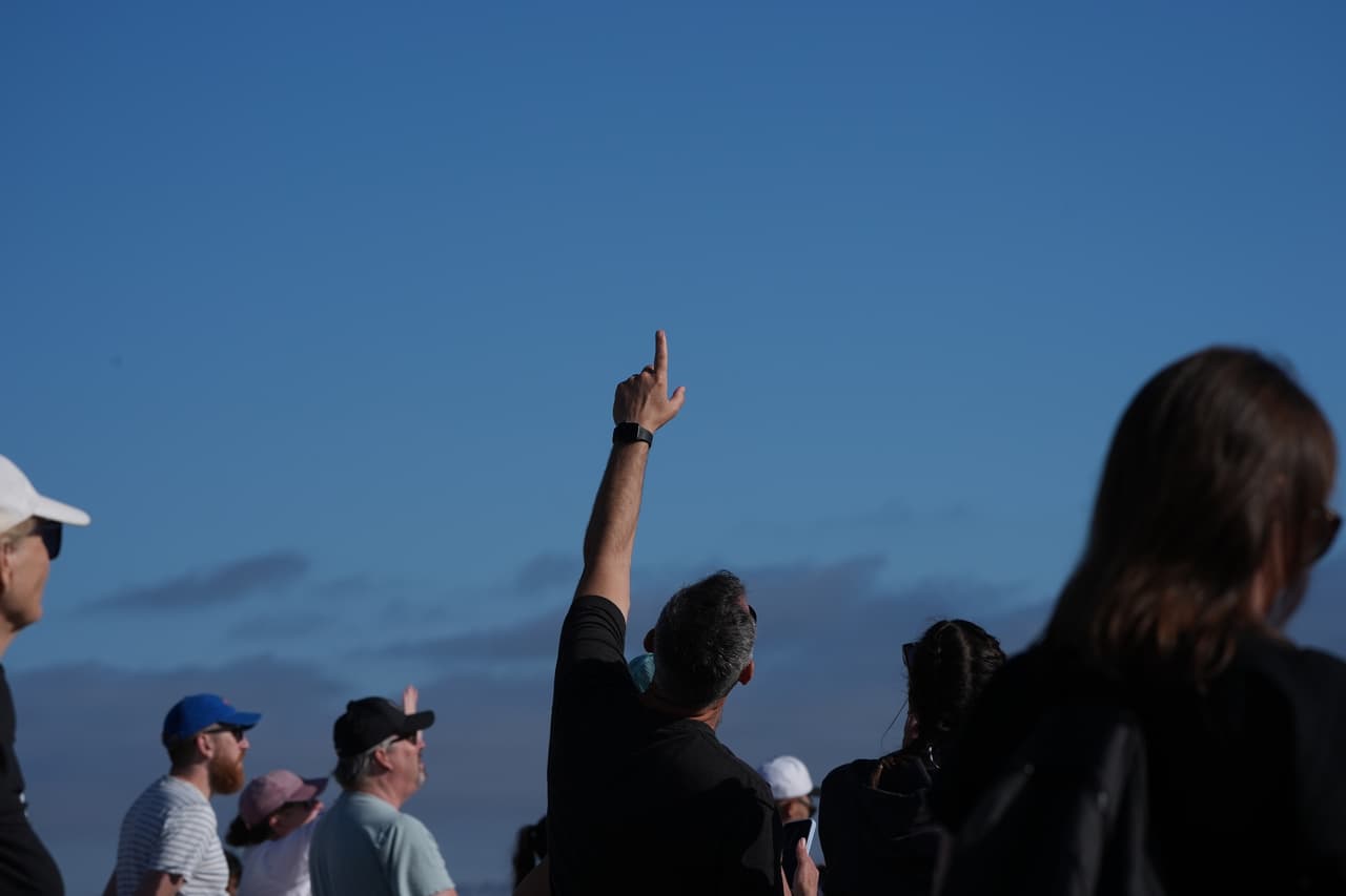 La gente observa durante una fiesta de visualización del regreso de la misión Artemis II de la NASA, el viernes 10 de abril de 2026, en Coronado, California. (Foto AP/Gregory Bull)
<br>