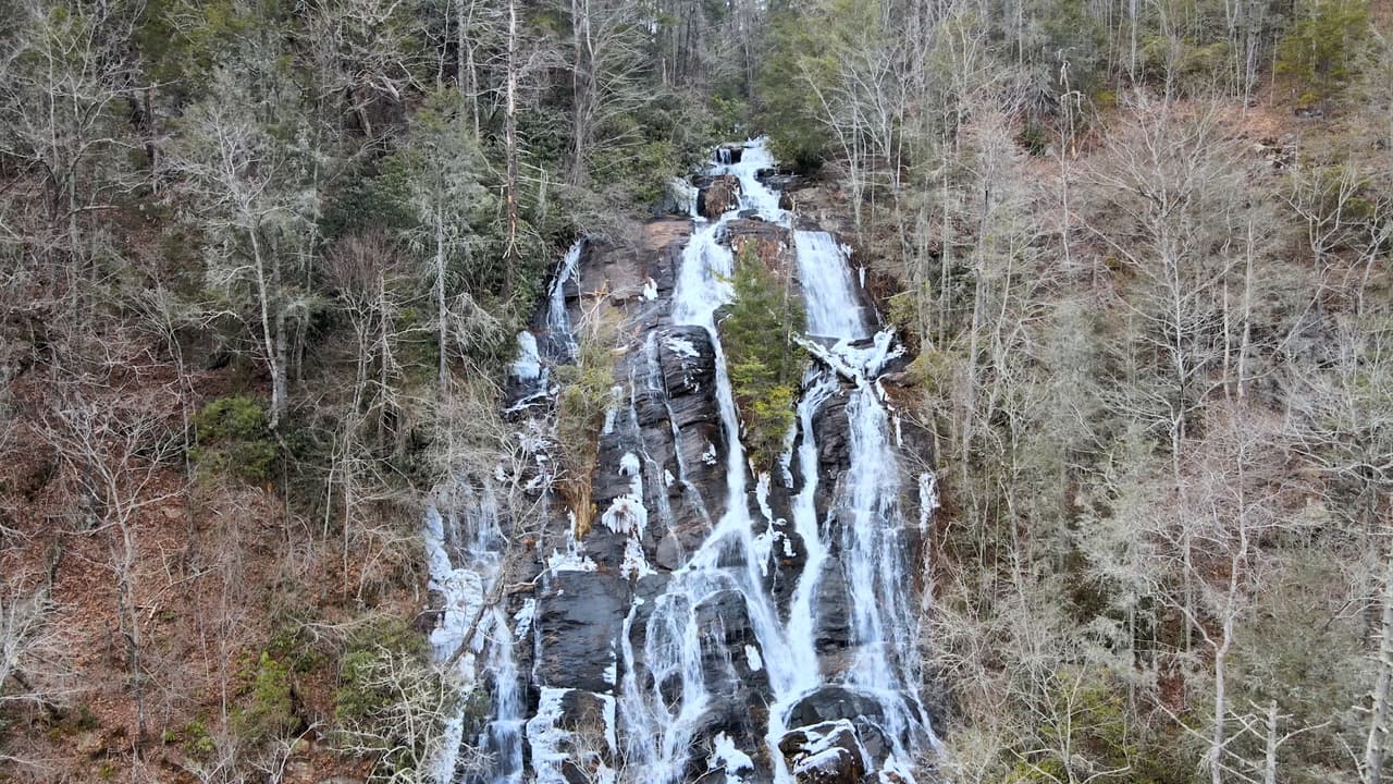 Conoce más sobre Dukes Creek Falls, 
<b><a href="https://www.fs.usda.gov/recarea/conf/recarea/?recid=10509">aquí</a></b>.