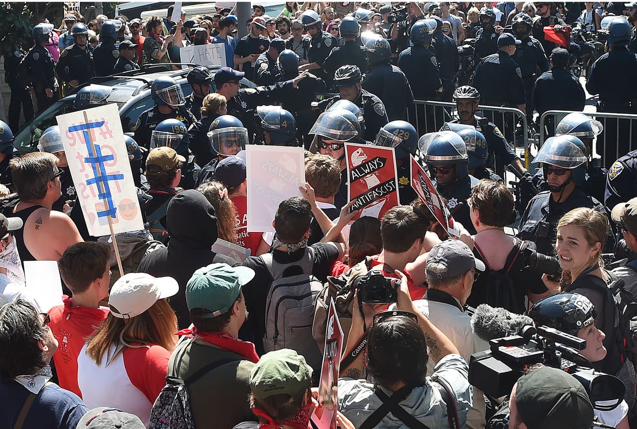 Policías se enfrentan a manifestantes en California tras cancelar evento de la ultraderecha