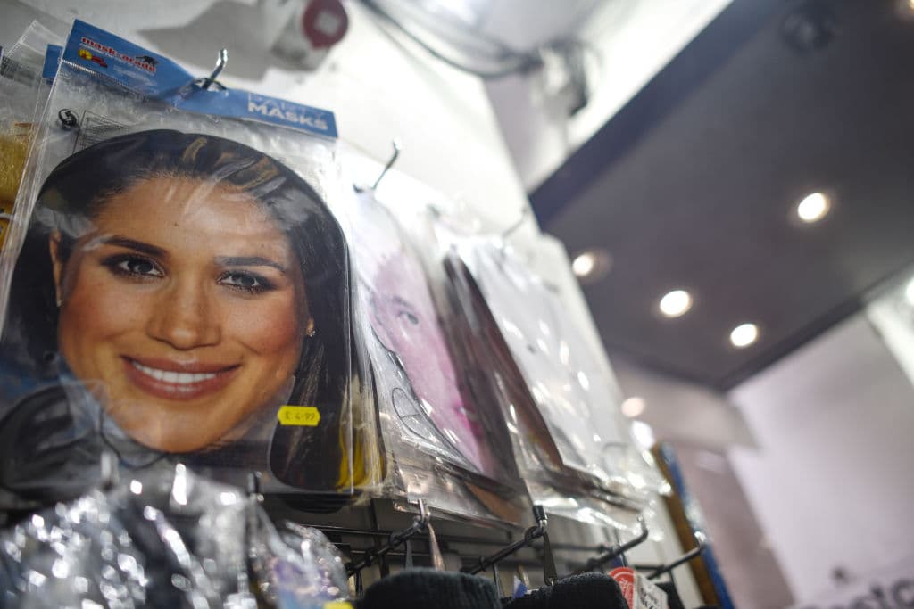 Van desde postales hasta llaveros, tazas, cajas de galletas y té, platos decorativos e, incluso, máscaras con el rostro de Meghan Markle.
<br>