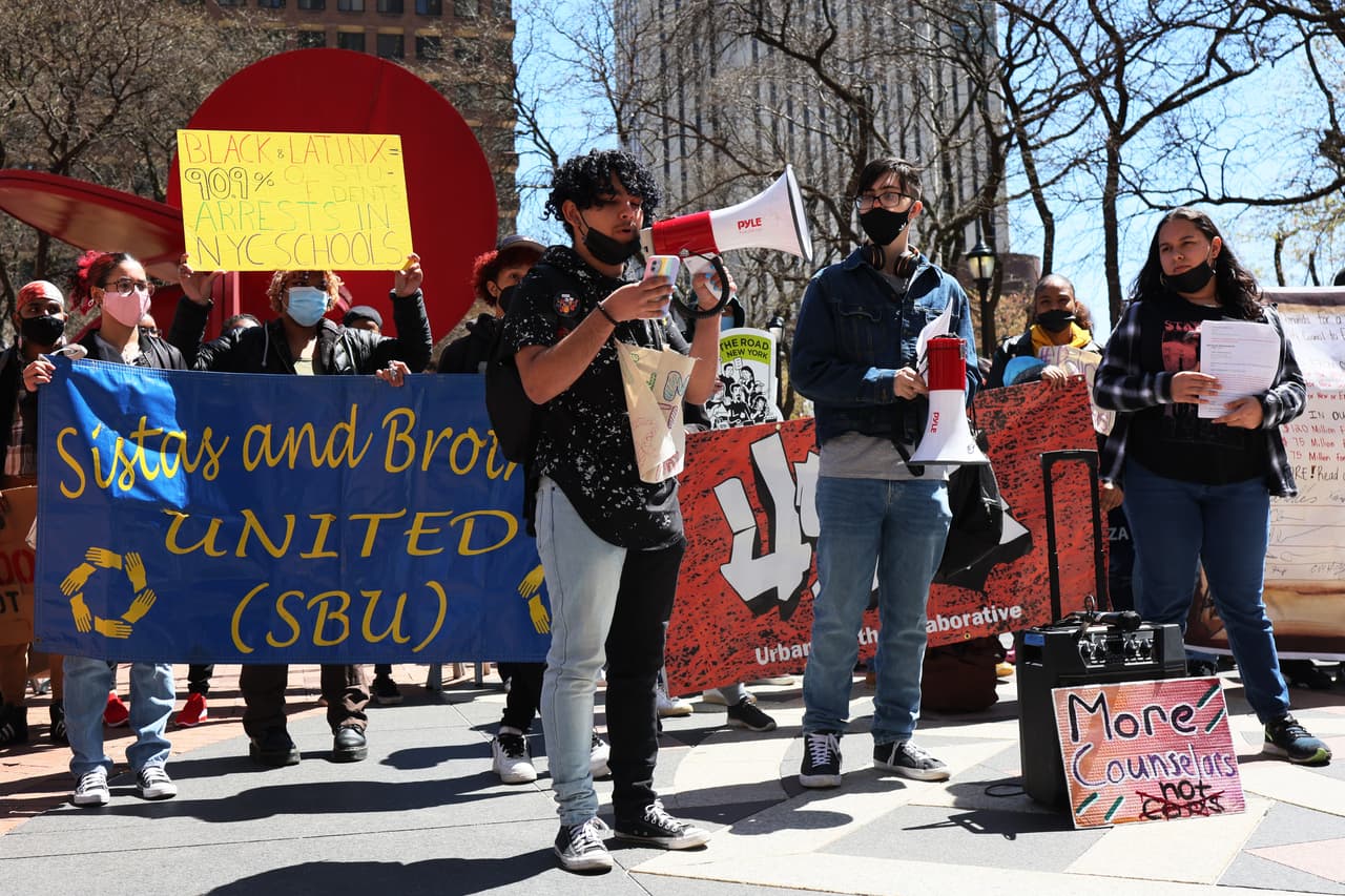 “Saquen a la policía de las escuelas”: rezaban algunas de las consignas de los manifestantes. 
<br>