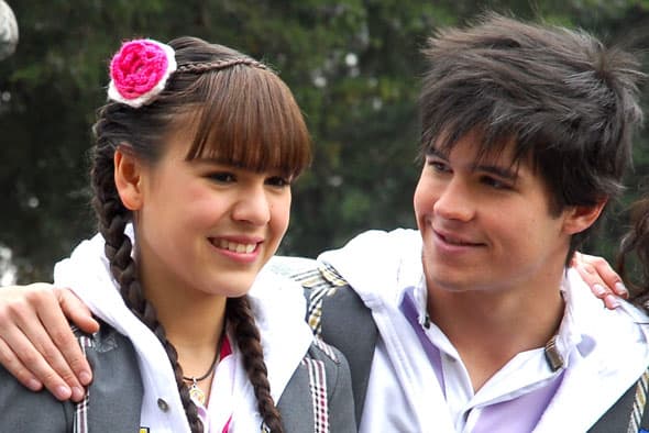 Danna Paola tuvo que recurrir a una rinoplastia debido a problemas de salud de igual manera a finales de su adolescencia.