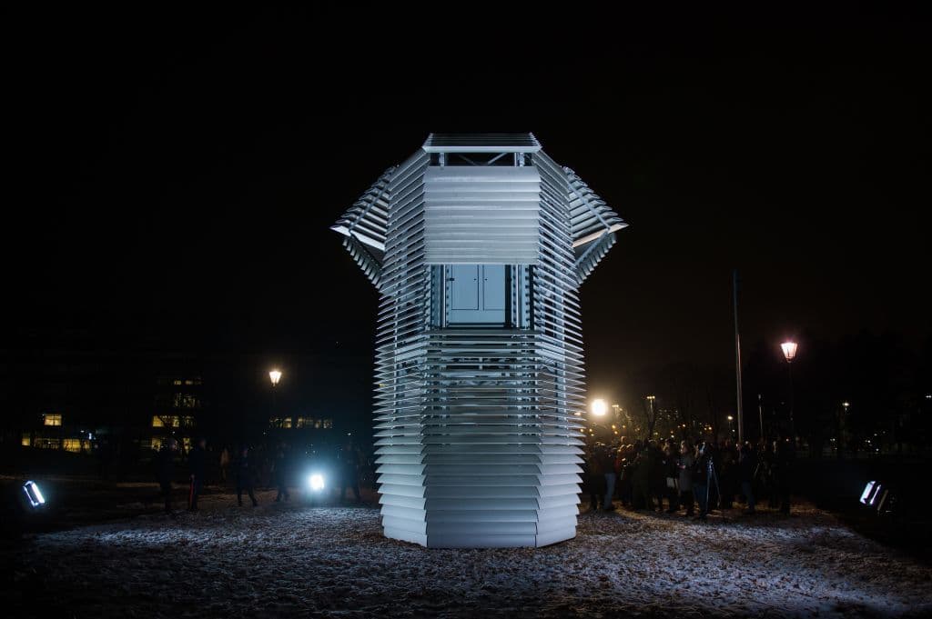 <i>Smog Free Tower</i> utiliza la misma tecnología de iones que los sistemas de ventilación de los hospitales. Además, se alimenta exclusivamente de energías renovables, lo que minimiza su impacto medioambiental.