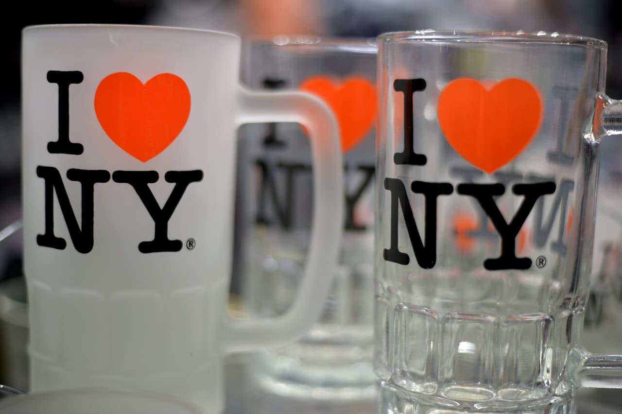 "Me entristece profundamente la noticia del fallecimiento de Milton Glaser, un neoyorquino de toda la vida que diseñó el famoso logo de I Love New York", dijo el gobernador Andrew Cuomo. "El logo era el perfecto en el momento en que lo creó y sigue siéndolo hoy en día”.
