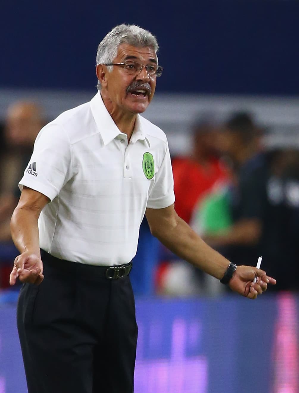 Cuestionado por su estilo, pero admirado por ser el único que no ha dejado de trabajar en 20 años como entrenador, puso en orden al vestidor verde en busca lograr el pase a la Copa Confederaciones.