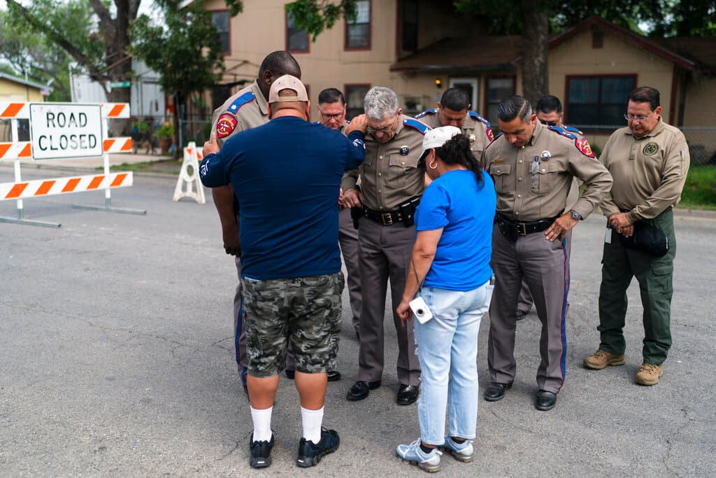 Funcionarios del Departamento de Salud Pública de Texas rezan junto al pastor Gabriel Dávila y su esposa Sylvia, en el exterior de la escuela donde ocurrió el tiroteo. El presidente Joe Biden ha prometido llevar adelante alguna iniciativa para controlar la venta de armas. 
<a href="https://www.univision.com/noticias/politica/tiroteo-uvalde-biden-segunda-enmienda" target="_blank">"La Segunda Enmienda nunca fue absoluta"</a>, dijo el mandatario este lunes al relativizar el derecho a tener armas.