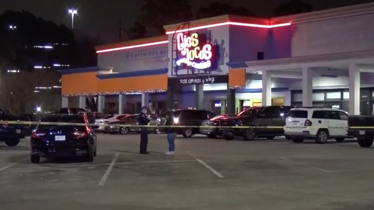 La policía de Houston dice que al menos dos personas dispararon varias veces en el estacionamiento.