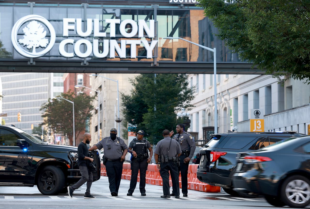 El Palacio de Justicia y el Centro de Gobierno del Condado de Fulton seguirán abiertos al público.